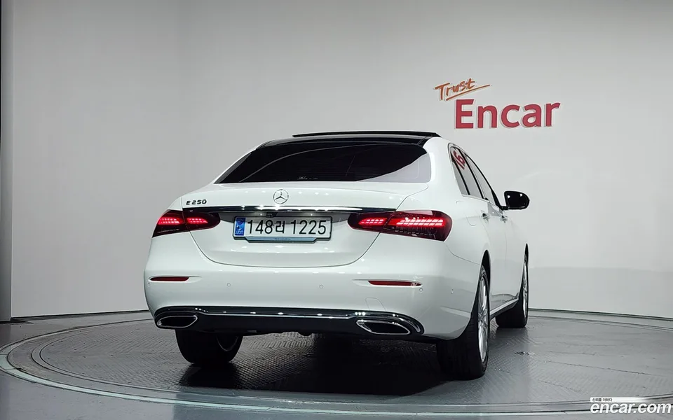 Mercedes-Benz E-Class E250 2023 — thumbnail 4