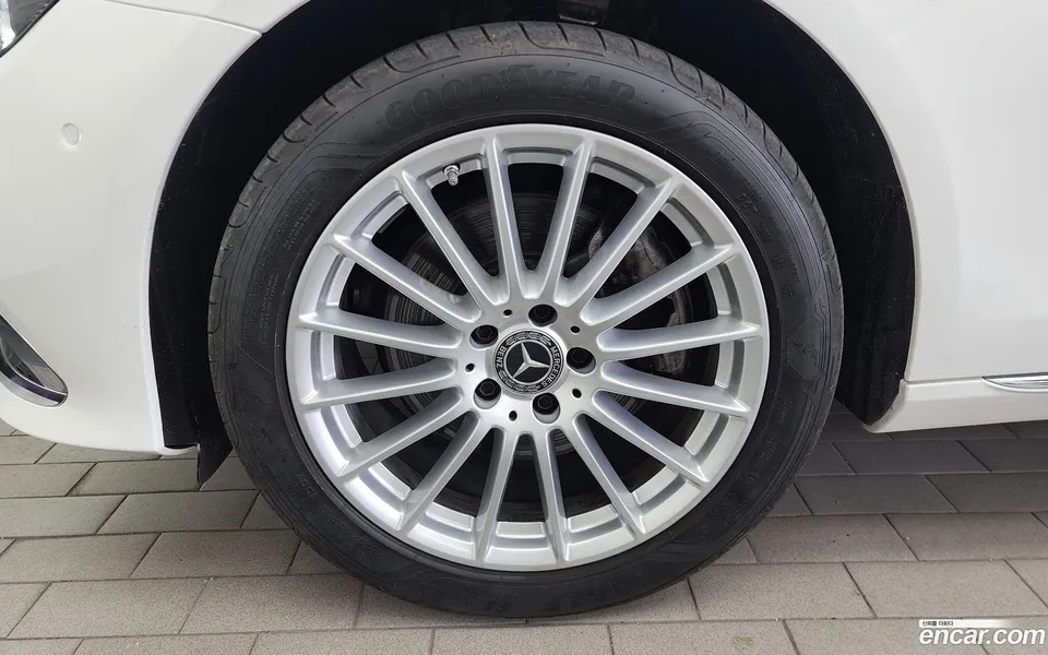 Mercedes-Benz E-Class E250 2023 — thumbnail 5