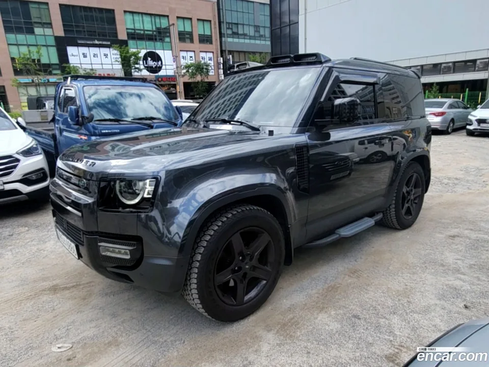 Land Rover Defender 90 D250 SE 2023 — photo 1, buy with delivery to Moscow
