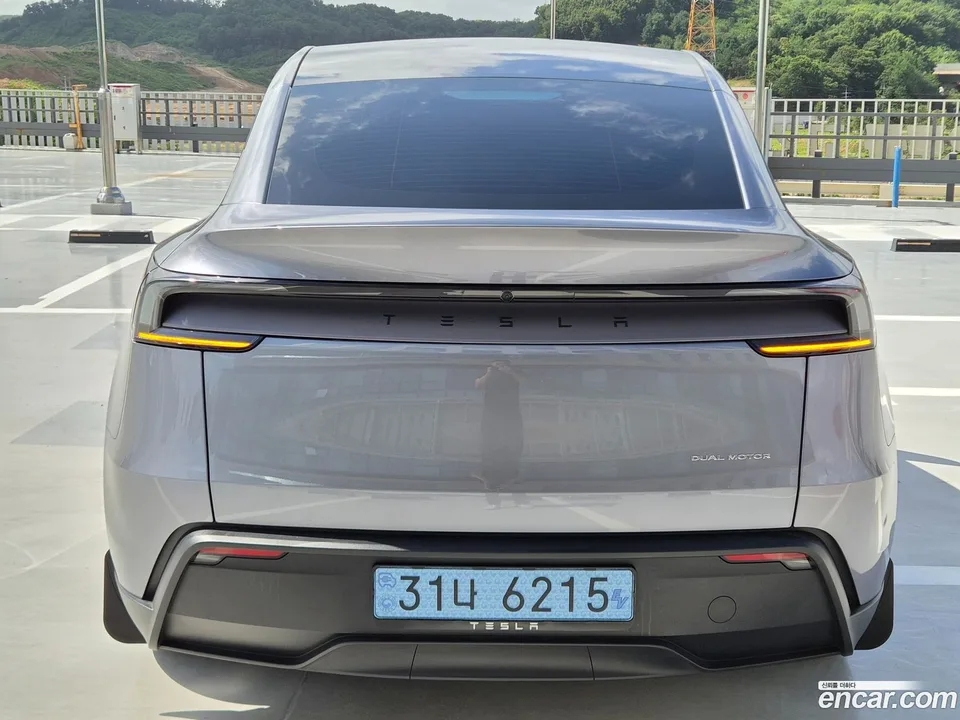 Tesla Model Y AWD 2025 — миниатюра 4