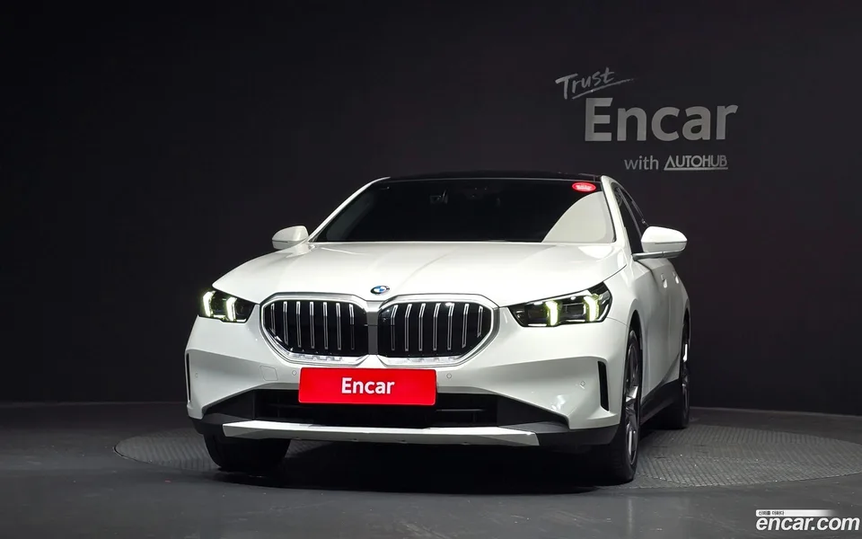BMW 5 Series 530i xDrive 2023 — thumbnail 3