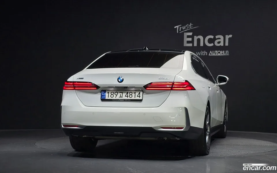 BMW 5 Series 530i xDrive 2023 — thumbnail 4