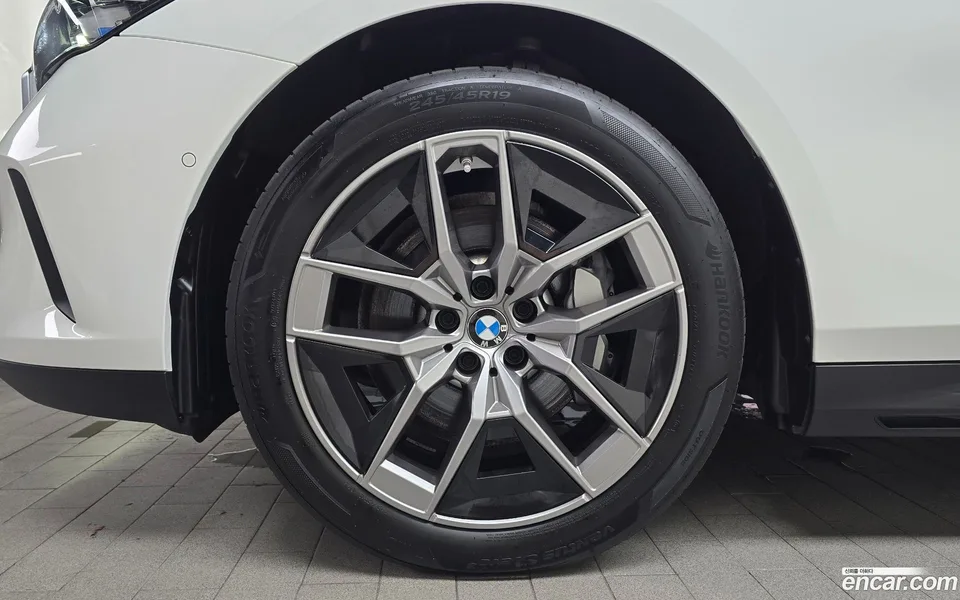 BMW 5 Series 530i xDrive 2023 — thumbnail 5