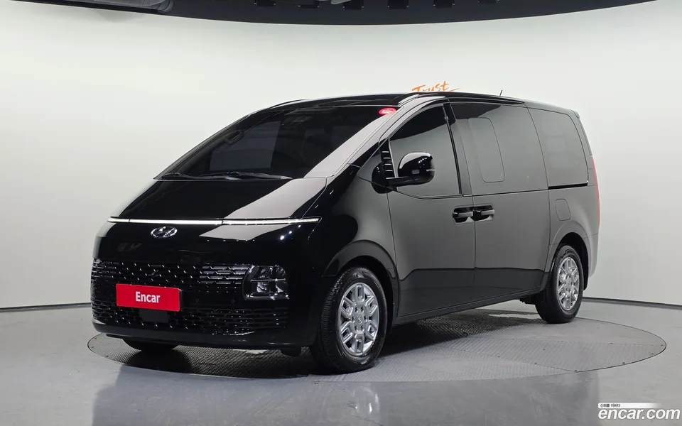Hyundai Staria 5 2023 — photo 1, buy with delivery to Moscow