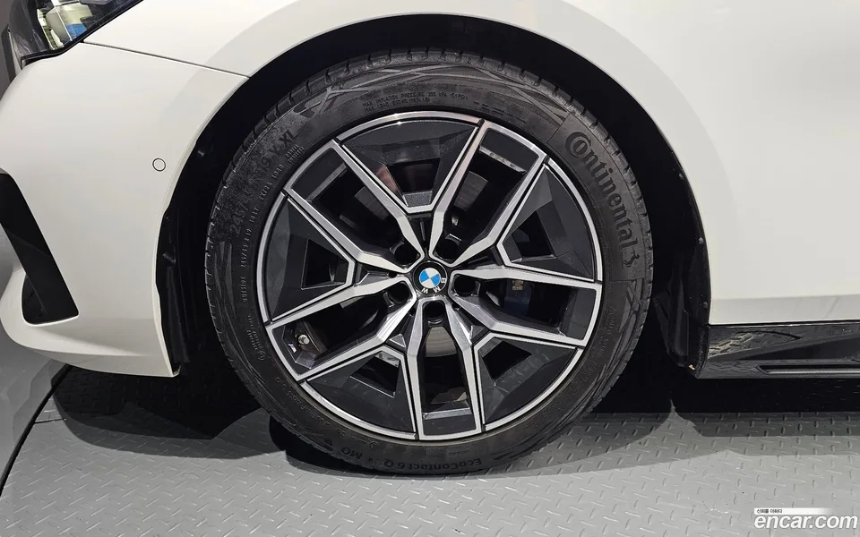 BMW 5 Series 520i M 2024 — thumbnail 2