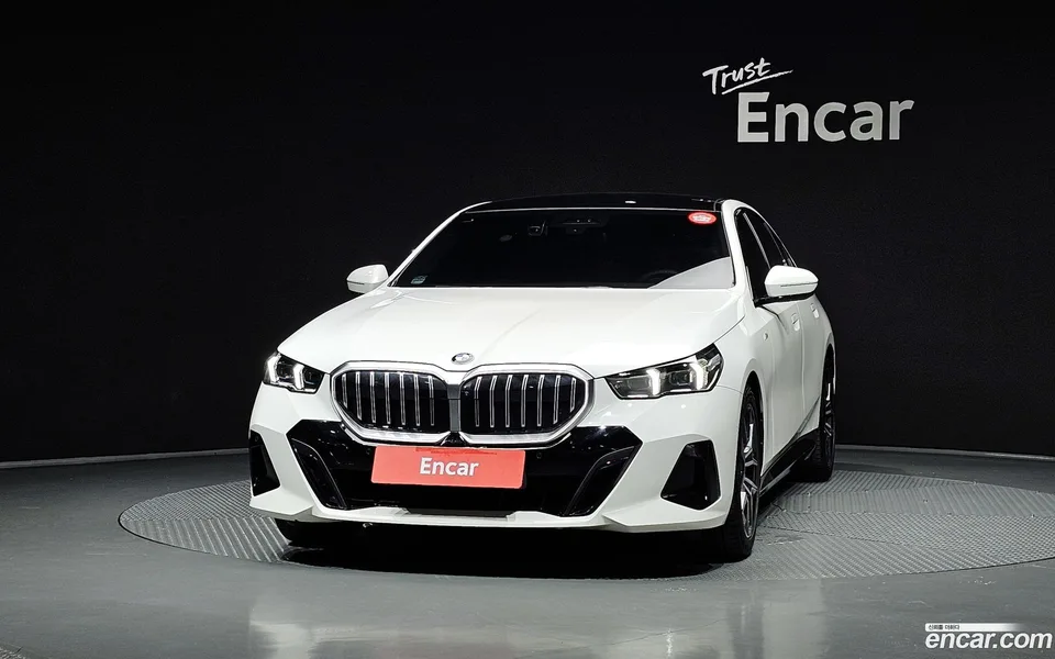 BMW 5 Series 520i M 2024 — thumbnail 3