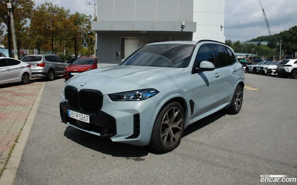 BMW X5 xDrive 40i M 2025 — фото 1, купить с доставкой в Москву