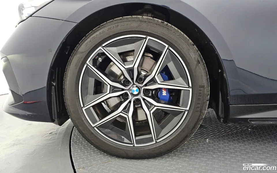 BMW 5 Series 520i M 2024 — thumbnail 2