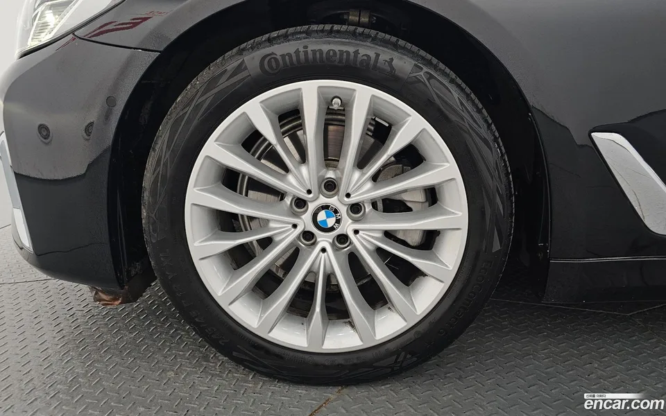 BMW 5 Series 520i 2023 — thumbnail 2