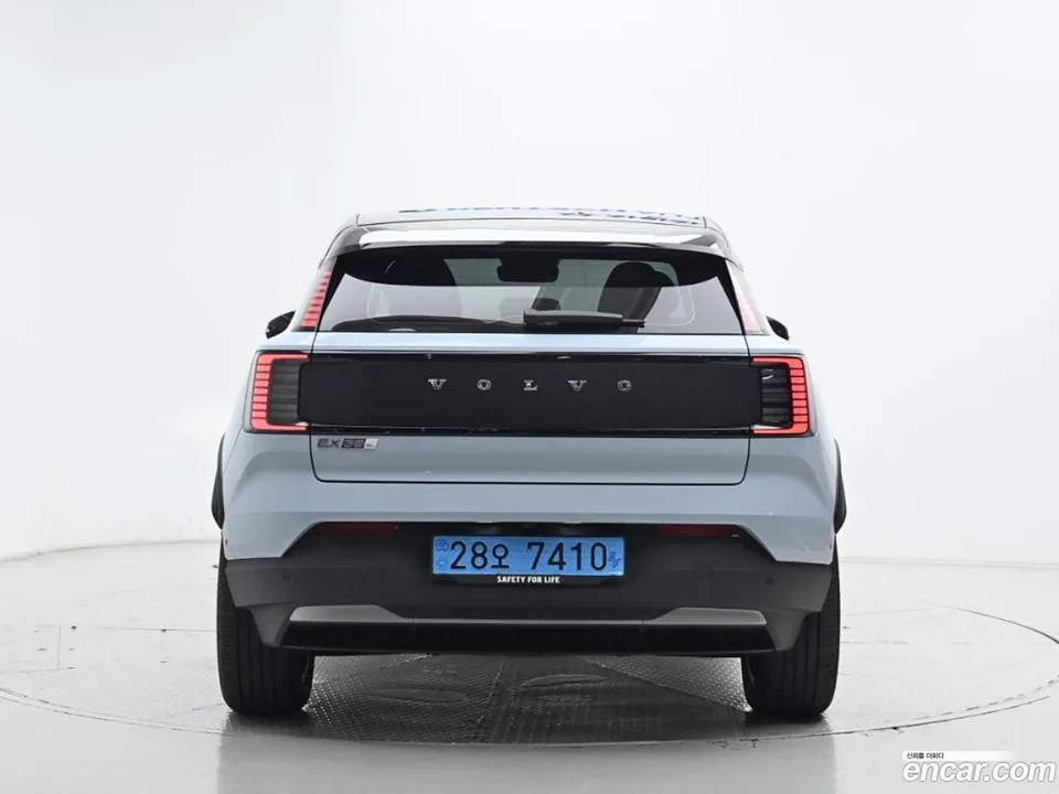 Volvo EX30 Cross Country 2025 — thumbnail 4