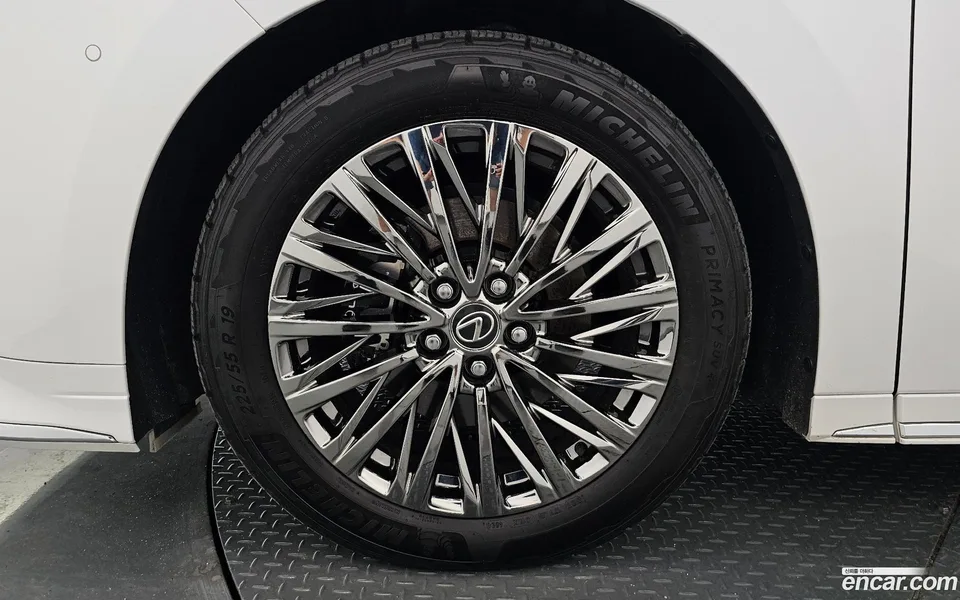 Lexus LM 500h 2025 — thumbnail 2