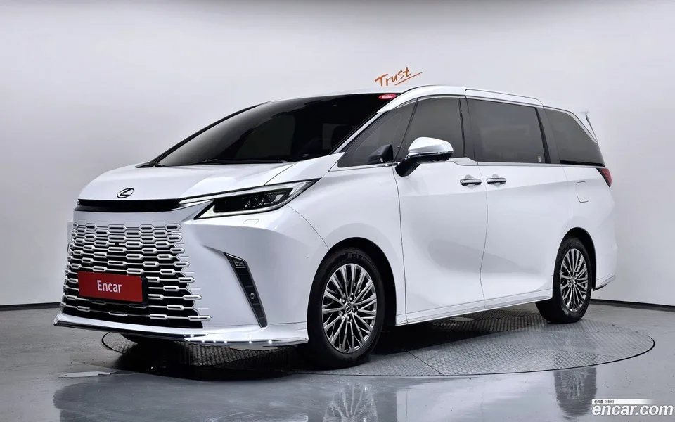 Lexus LM 500h 2025 — photo 1, buy with delivery to Moscow