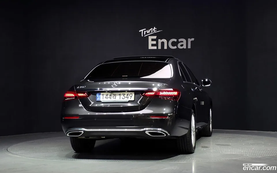 Mercedes-Benz E-Class E250 2023 — thumbnail 4