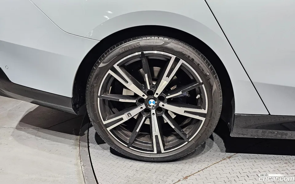 BMW 5 Series 530i xDrive M 2023 — thumbnail 5