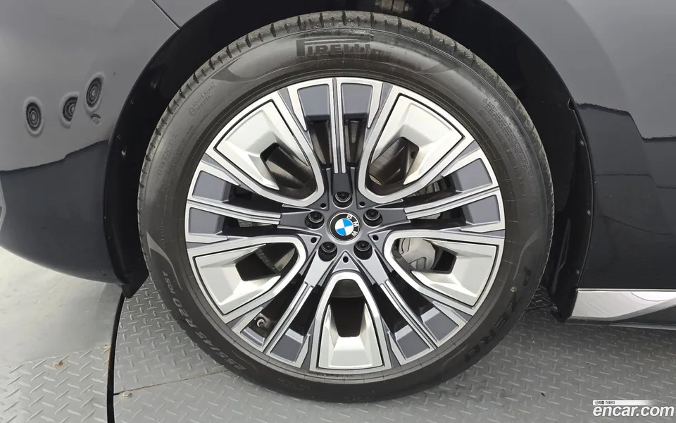 BMW 7 Series 740i sDrive 2023 — thumbnail 2