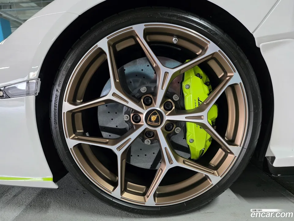 Lamborghini Revuelto 6.5 V12 2025 — thumbnail 2