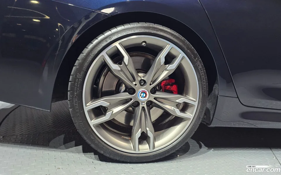 BMW 5 Series M550i xDrive 2023 — thumbnail 2