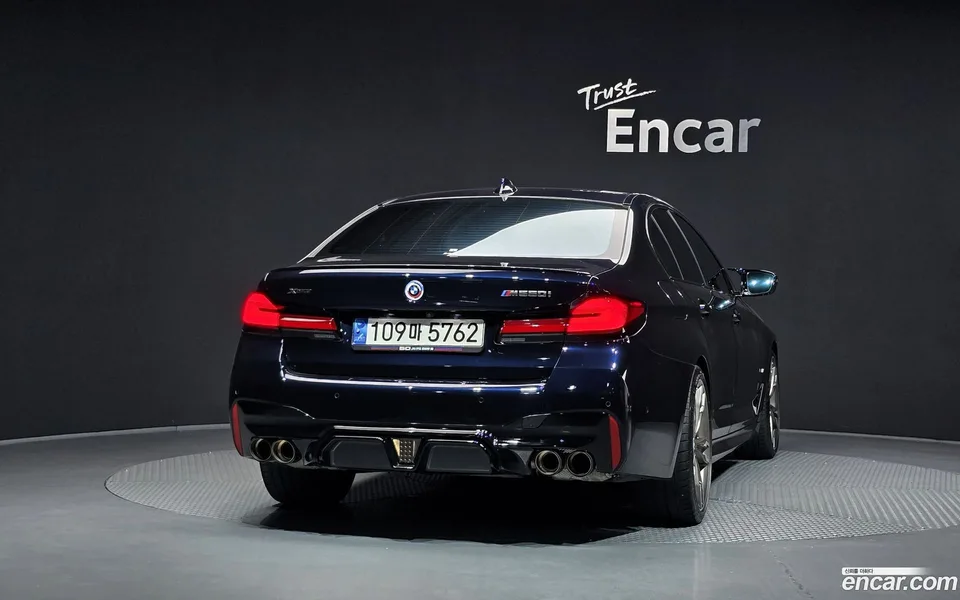 BMW 5 Series M550i xDrive 2023 — thumbnail 4