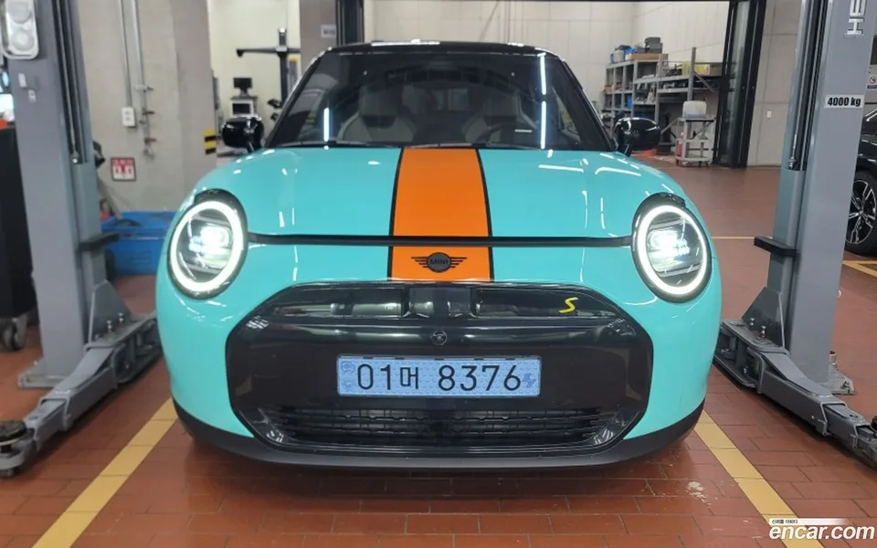 MINI Cooper Electric SE 2024 — photo 1, buy with delivery to Moscow
