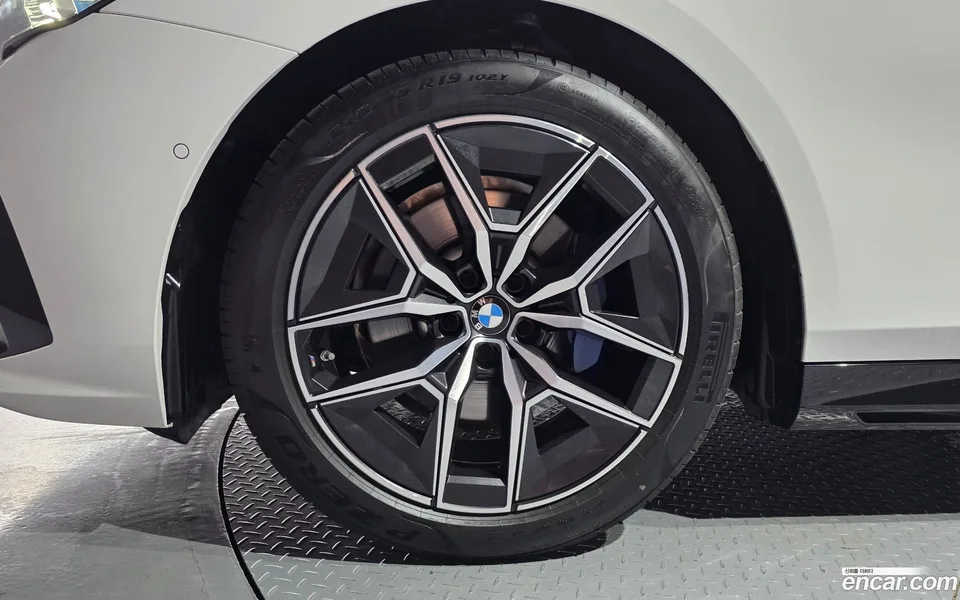 BMW 5 Series 520i M 2025 — thumbnail 5