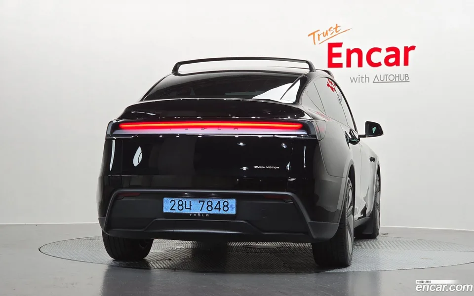 Tesla Model Y AWD 2025 — thumbnail 4