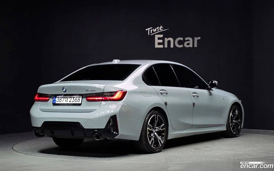 BMW 3 Series 320i M 2023 — thumbnail 2