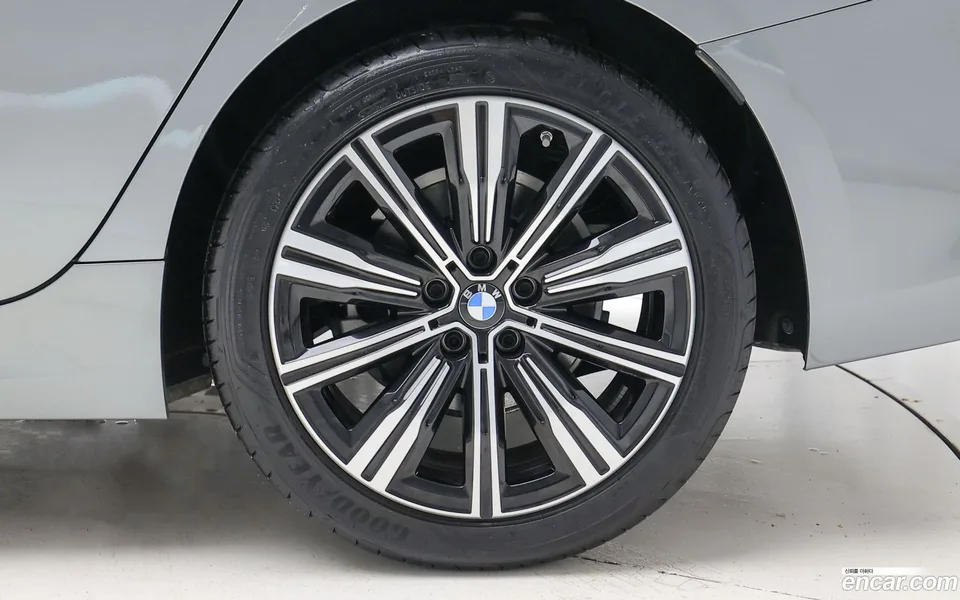 BMW 3 Series 320i 2025 — thumbnail 2
