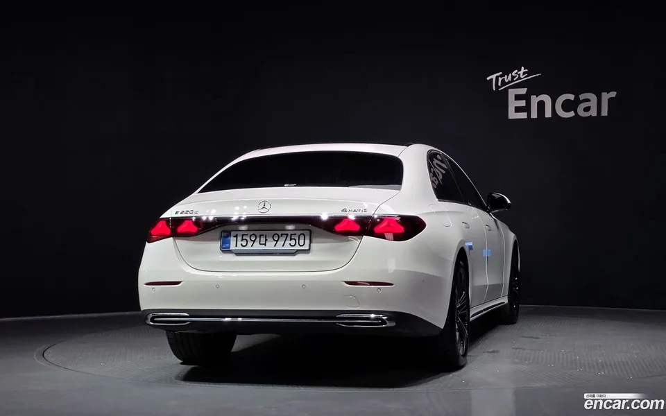 Mercedes-Benz E-Class E220d 4MATIC 2026 — thumbnail 4