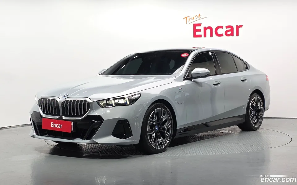 BMW 5 Series 530e M 2025 — photo 1, buy with delivery to Moscow