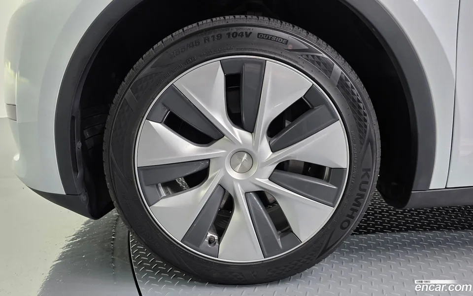 Tesla Model Y RWD 2024 — thumbnail 2