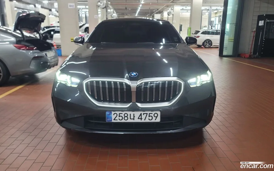 BMW 5 Series 530e 2025 — миниатюра 3