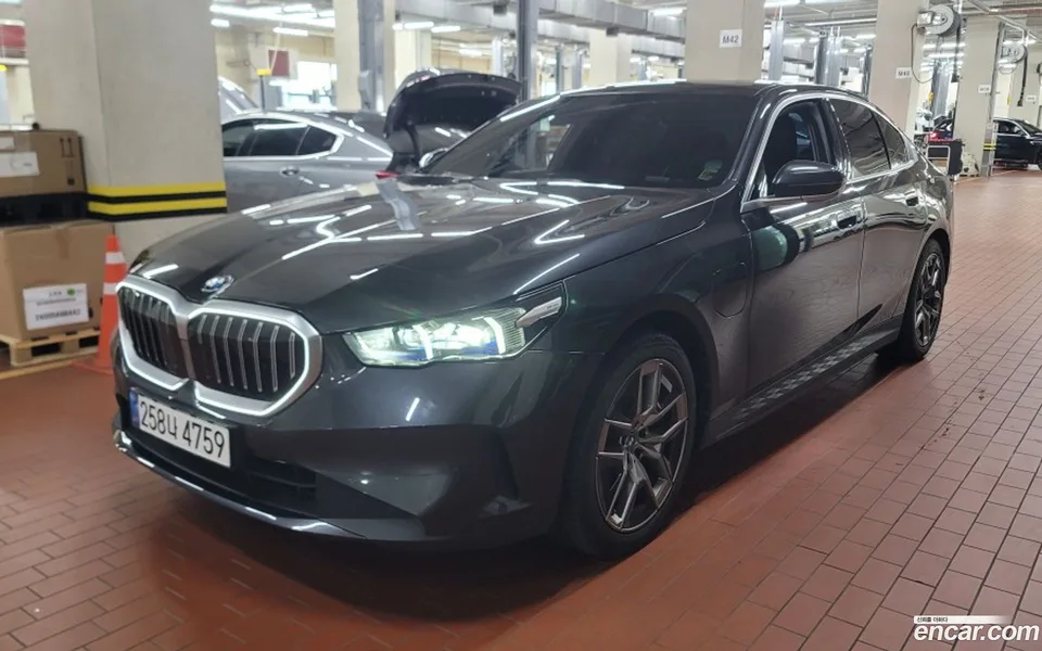 BMW 5 Series 530e 2025 — фото 1, купить с доставкой в Москву