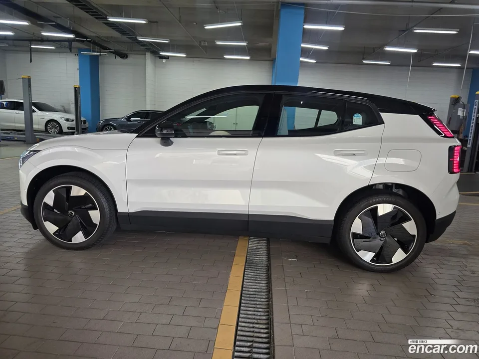Volvo EX30 2025 — thumbnail 2