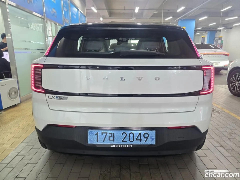 Volvo EX30 2025 — thumbnail 3