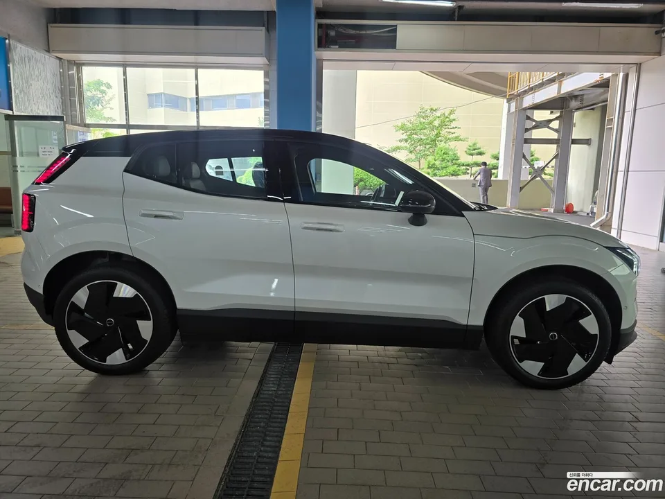Volvo EX30 2025 — thumbnail 4