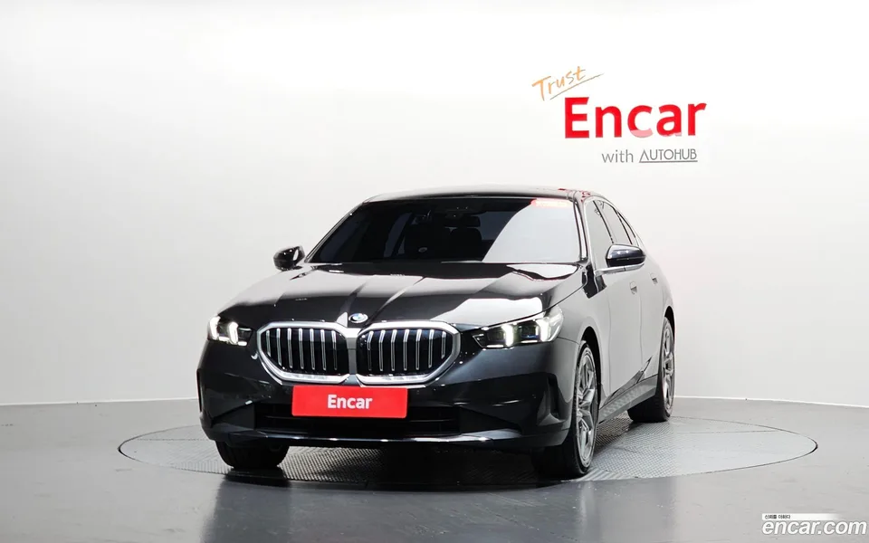 BMW 5 Series 520i 2023 — thumbnail 3