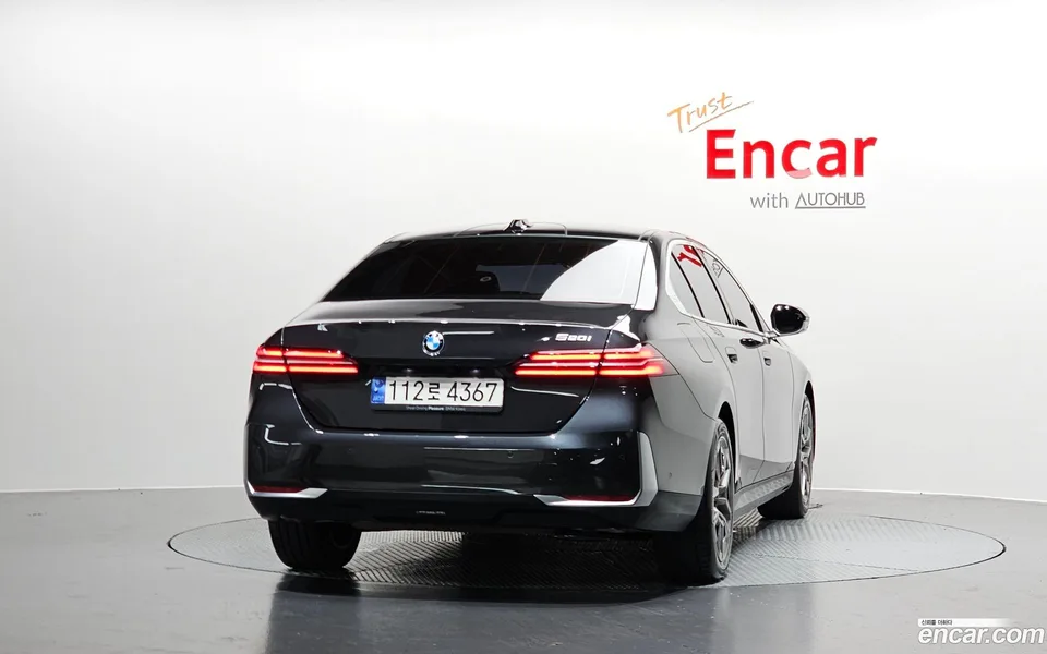 BMW 5 Series 520i 2023 — thumbnail 4