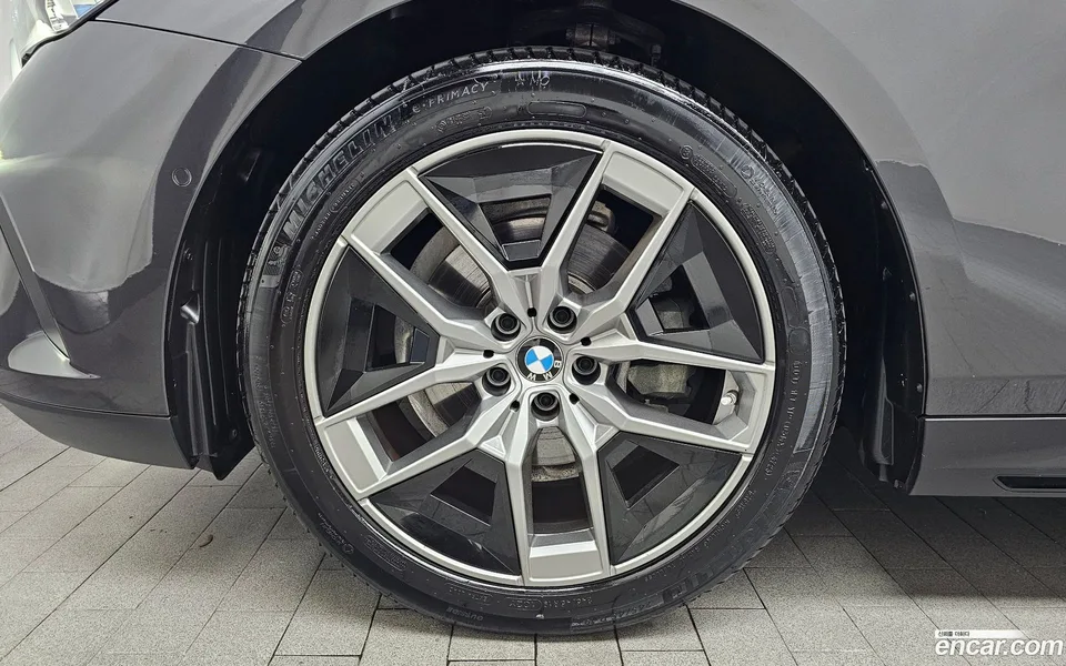 BMW 5 Series 520i 2023 — thumbnail 5