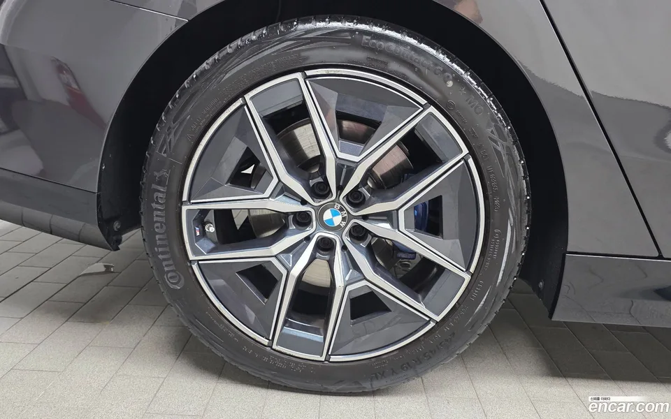 BMW 5 Series 520i M 2023 — thumbnail 2