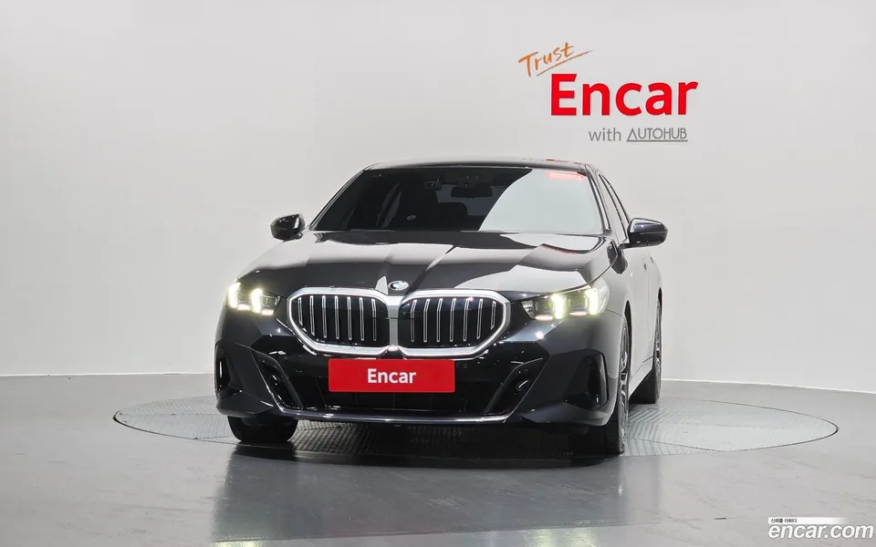 BMW 5 Series 520i M 2023 — thumbnail 3