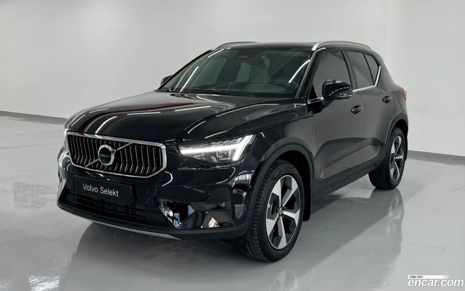 Volvo XC40 B4 2026 — photo 1, buy with delivery to Moscow