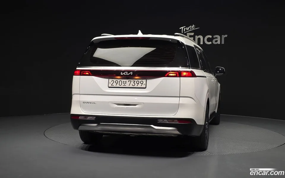Kia Carnival 9 2023 — thumbnail 4