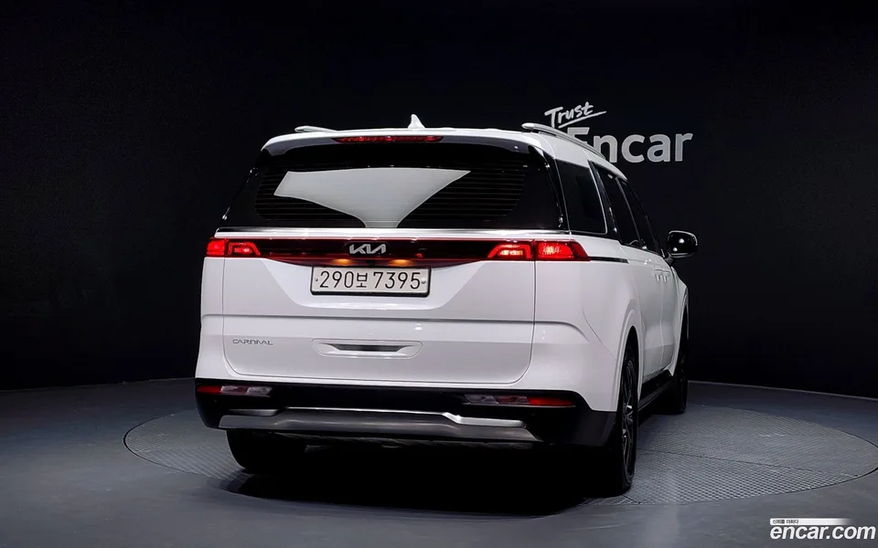 Kia Carnival 9 2023 — thumbnail 4