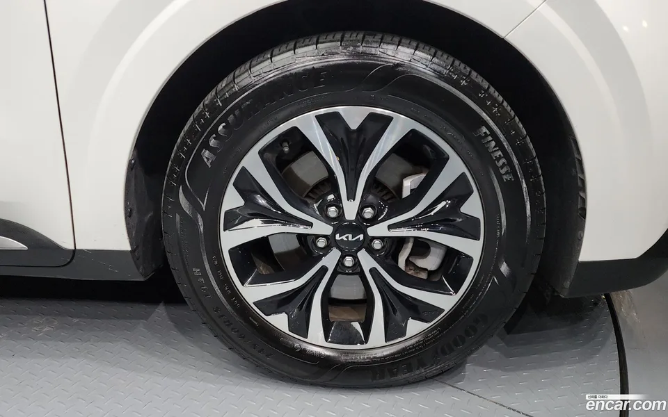 Kia Carnival 9 2023 — thumbnail 5