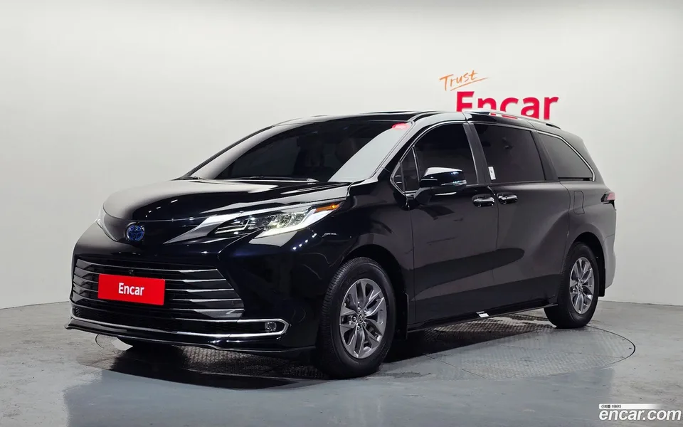 Toyota Sienna 2.5 AWD 2023 — photo 1, buy with delivery to Moscow