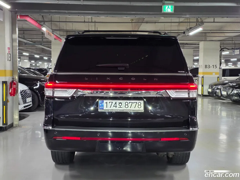 Lincoln Navigator 3.5L 2023 — thumbnail 2