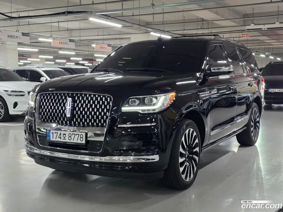 Lincoln Navigator 3.5L 2023 — photo 1, buy with delivery to Moscow