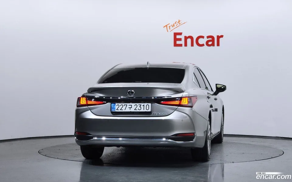 Lexus ES 300h 2022 — thumbnail 4