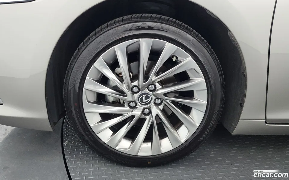 Lexus ES 300h 2022 — thumbnail 5