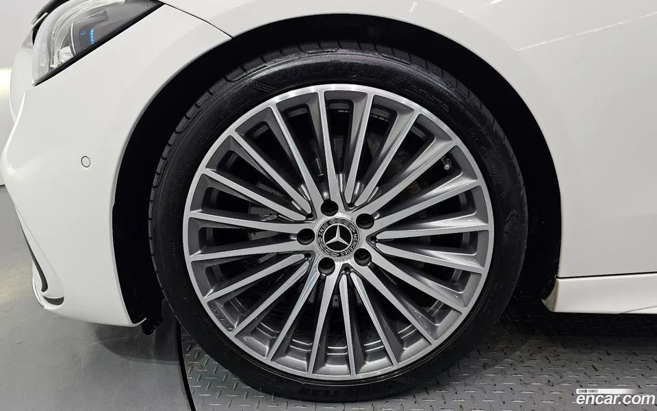 Mercedes-Benz C-Class C300 4MATIC AMG Line 2023 — thumbnail 5